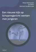 Een nieuwe kijk op lichaamsgericht werken met jongeren (Hardback)