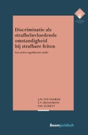 Discriminatie als strafbeïnvloedende omstandigheid bij strafbare feiten (Paperback)