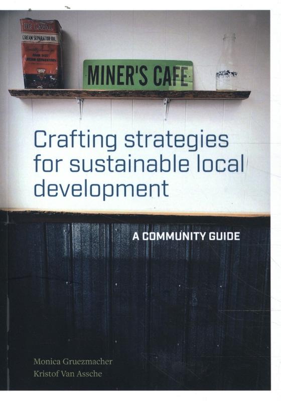 Crafting strategies for sustainable local development (Paperback)