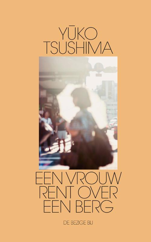 Een vrouw rent over een berg (Paperback) Een vrouw rent over een berg (Paperback)
